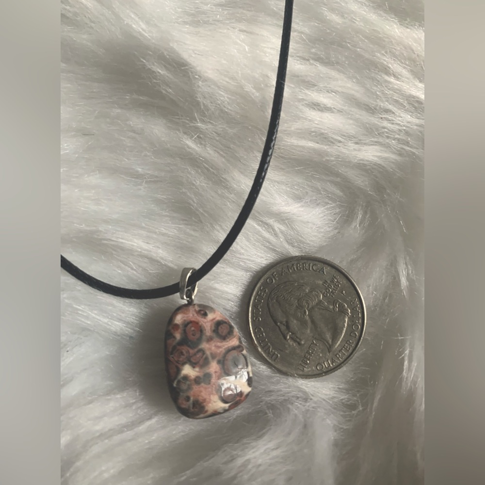🌴Pink/Red Toned Glass Stone Pendant Necklace